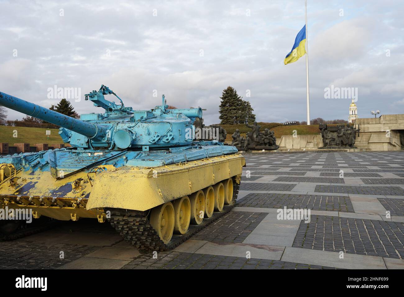 Kiev, Ucraina - Novembre 22 2021: Russia Ucraina guerra, giallo e blu serbatoio di fronte al flagpole ucraino, crisi russo-ucraino Foto Stock