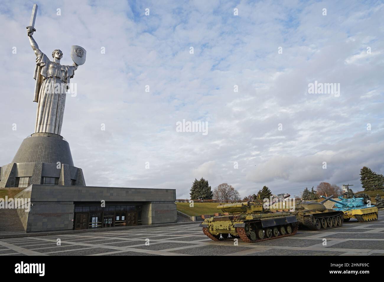 Kiev, Ucraina - Novembre 22 2021: Carri armati Russia e Ucraina di fronte al Monumento Motheland , crisi russo-ucraina Foto Stock