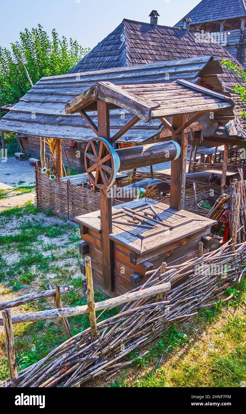 Il pozzo di legno nel cortile di piccolo Kish in Zaporizhian sich scansen, Zaporizhzhia, Ucraina Foto Stock