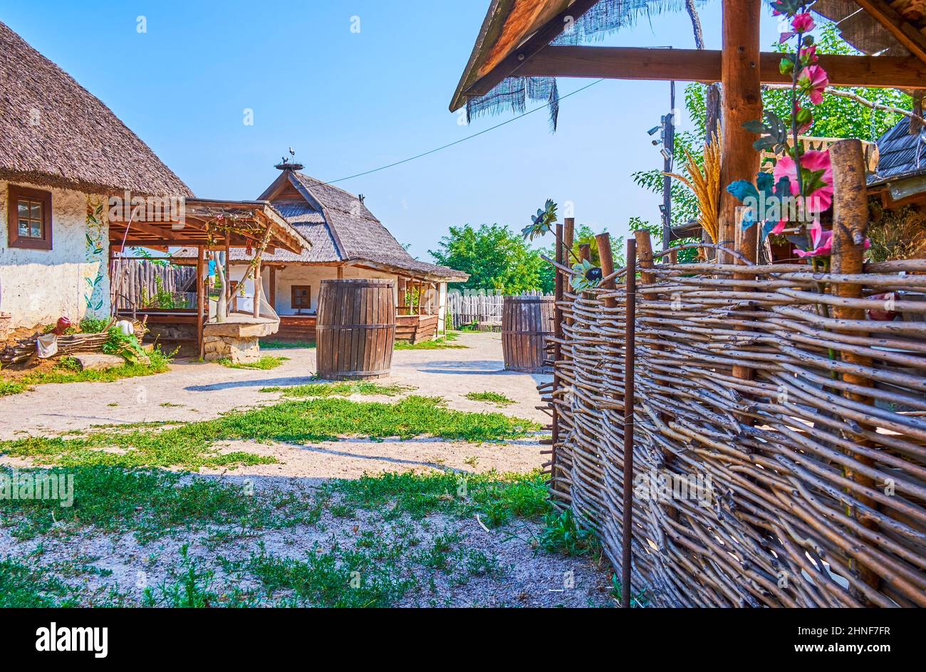 La passeggiata nel cortile di Zaporizhian sich scansen, lo storico insediamento dei guerrieri di cossack sull'isola di Khortytsia, Zaporizhzhia, Ucraina Foto Stock
