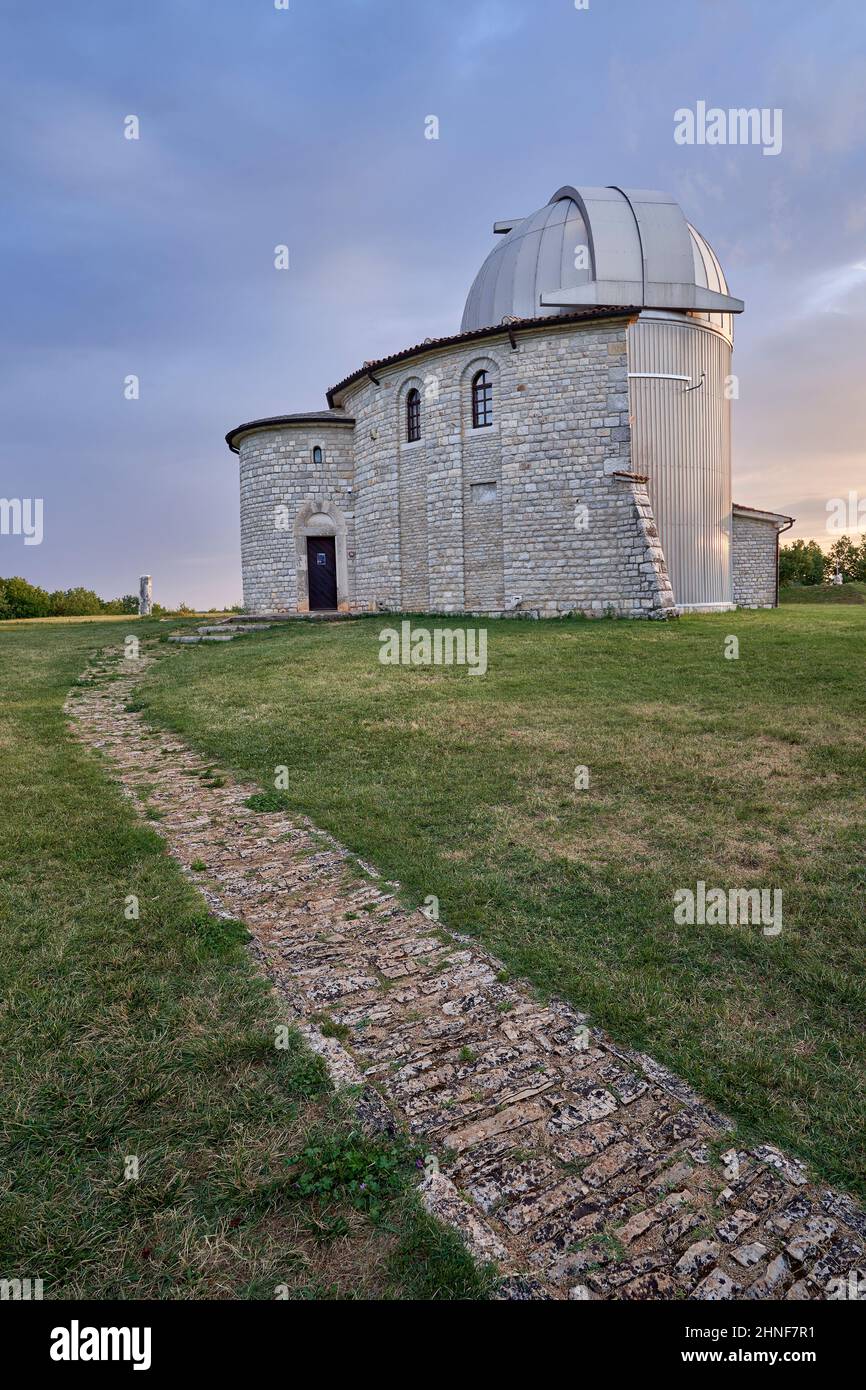 Osservatorio TiCan, vicino a Visnjan in Istria, Croazia nelle prime ore del mattino, alba. Foto Stock