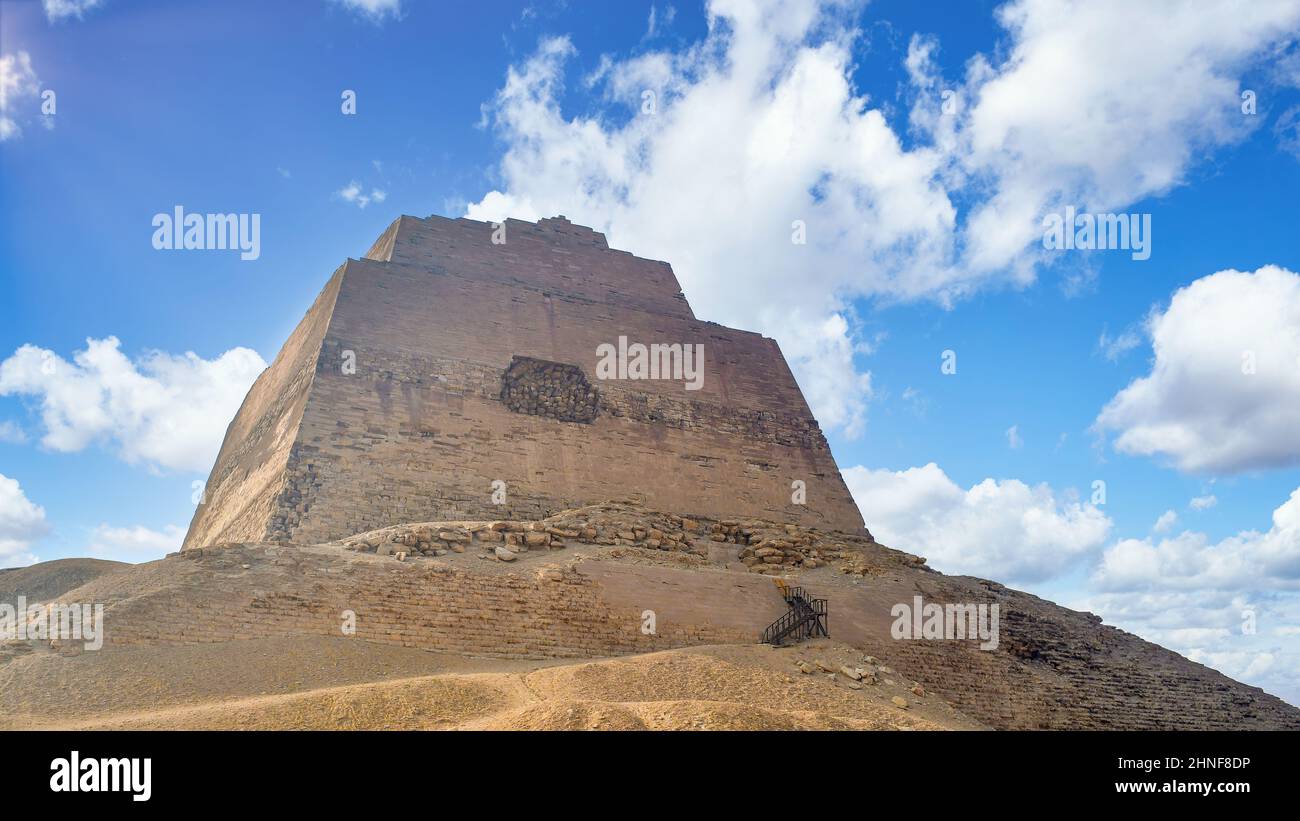 Meidum, è un sito archeologico nel basso Egitto. La piramide fu la prima a scollata diritta dell'Egitto, ma in parte crollò. L'area è situata in prossimità di Foto Stock