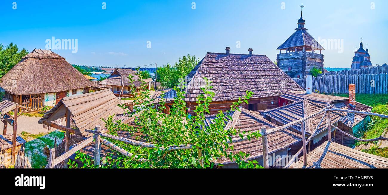 Panorama dei tetti in legno, palisata, torri e cortili del piccolo Kish (insediamento commerciale e artigianale) di Zaporozhian sich scansen, Isola di Khortytsia Foto Stock