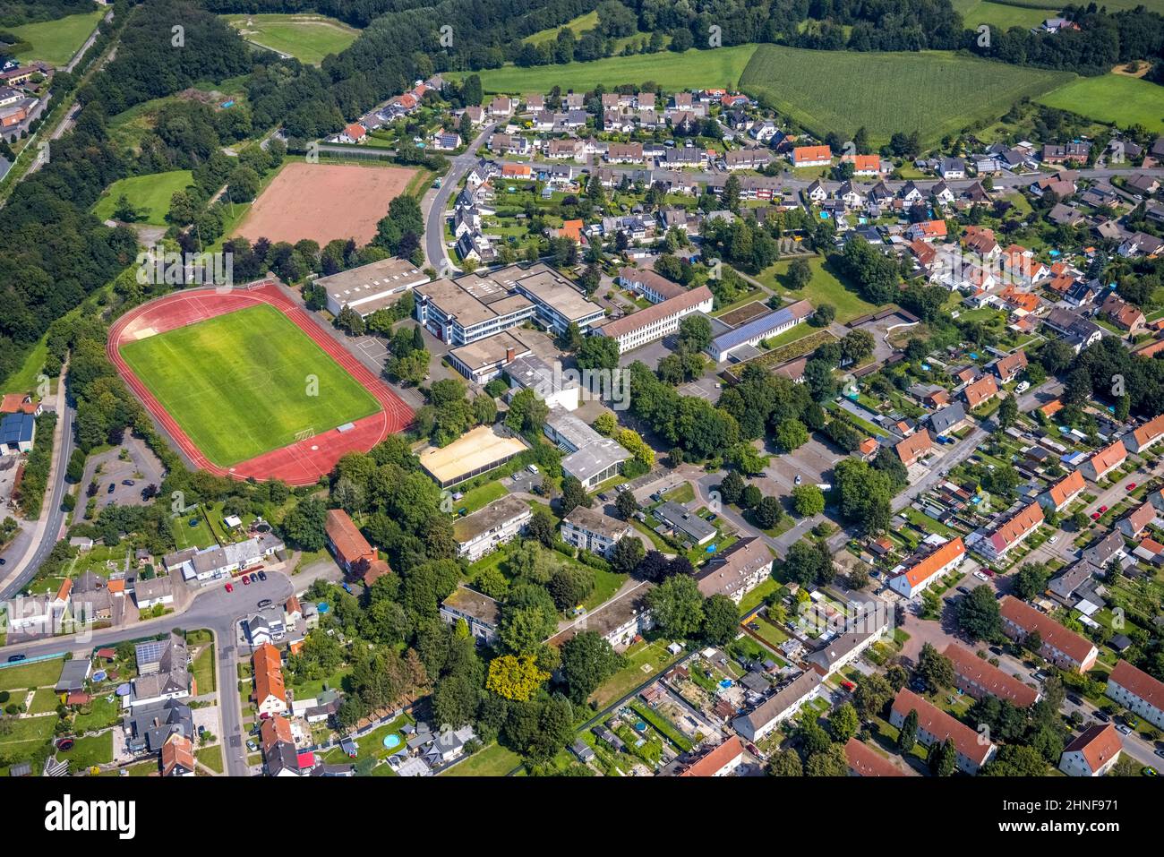 Vista aerea, centro scolastico con scuola secondaria Marie-Curie e scuola secondaria Humboldt e campo sportivo a Borgholz a Bönen, zona della Ruhr, RHI Nord Foto Stock