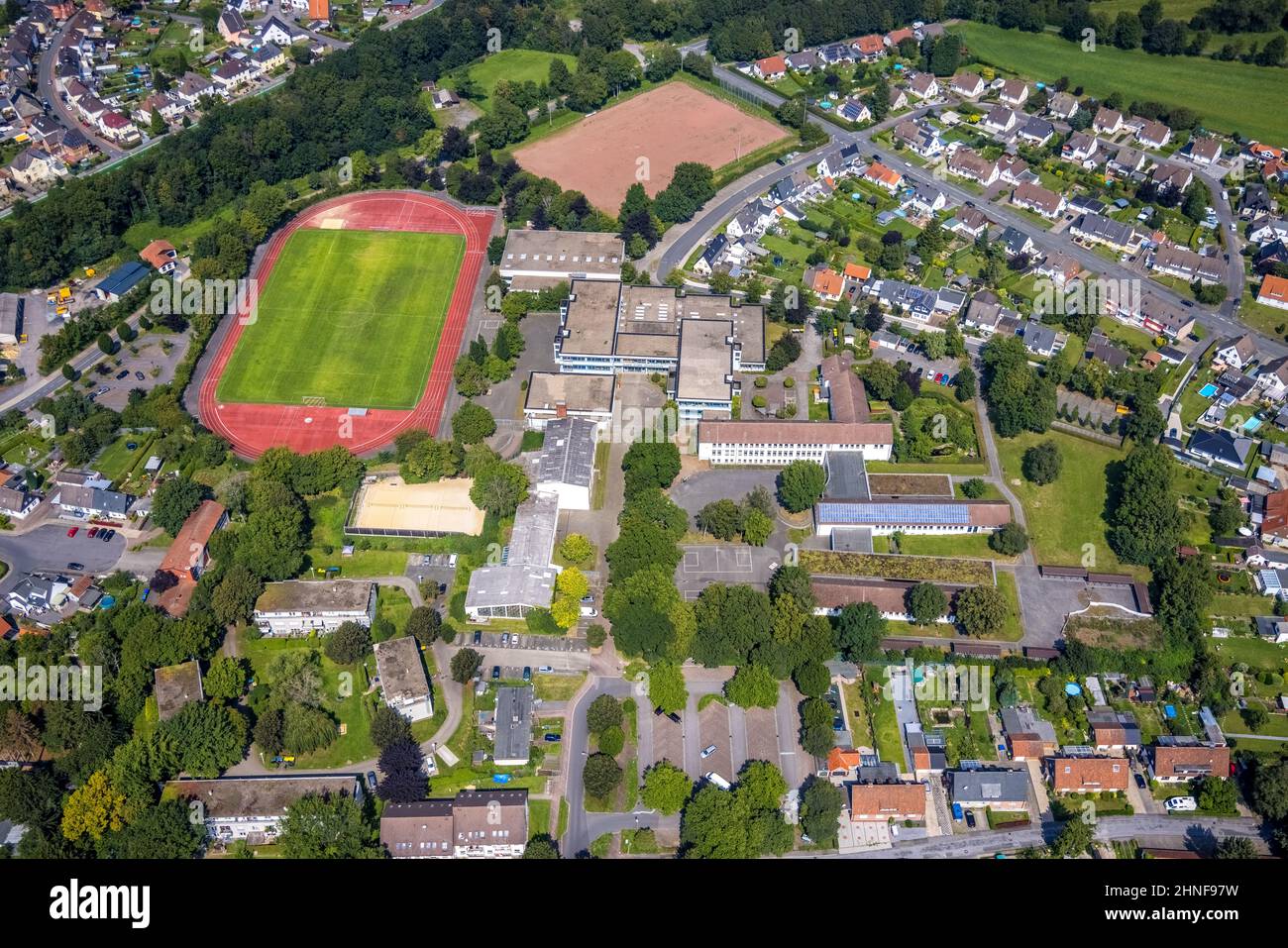 Vista aerea, centro scolastico con scuola secondaria Marie-Curie e scuola secondaria Humboldt e campo sportivo a Borgholz a Bönen, zona della Ruhr, RHI Nord Foto Stock
