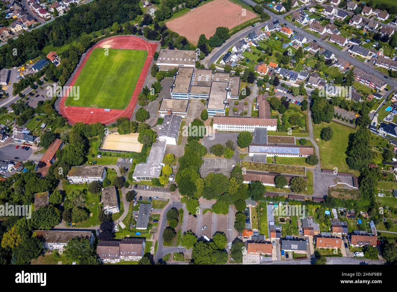 Vista aerea, centro scolastico con scuola secondaria Marie-Curie e scuola secondaria Humboldt e campo sportivo a Borgholz a Bönen, zona della Ruhr, RHI Nord Foto Stock