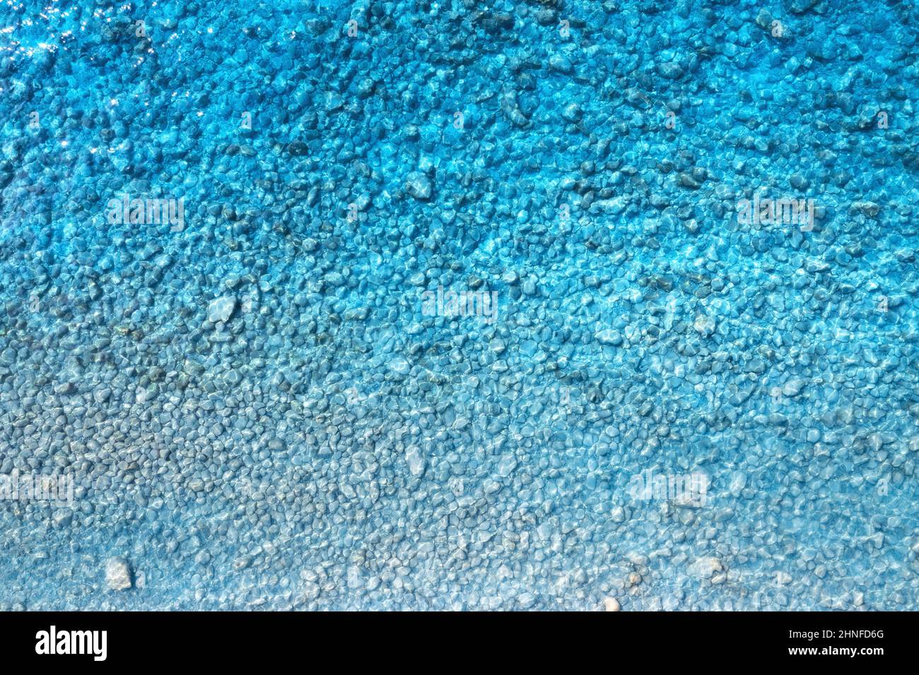 Sfondo mare. Vista aerea del mare azzurro chiaro, pietre in acqua Foto Stock