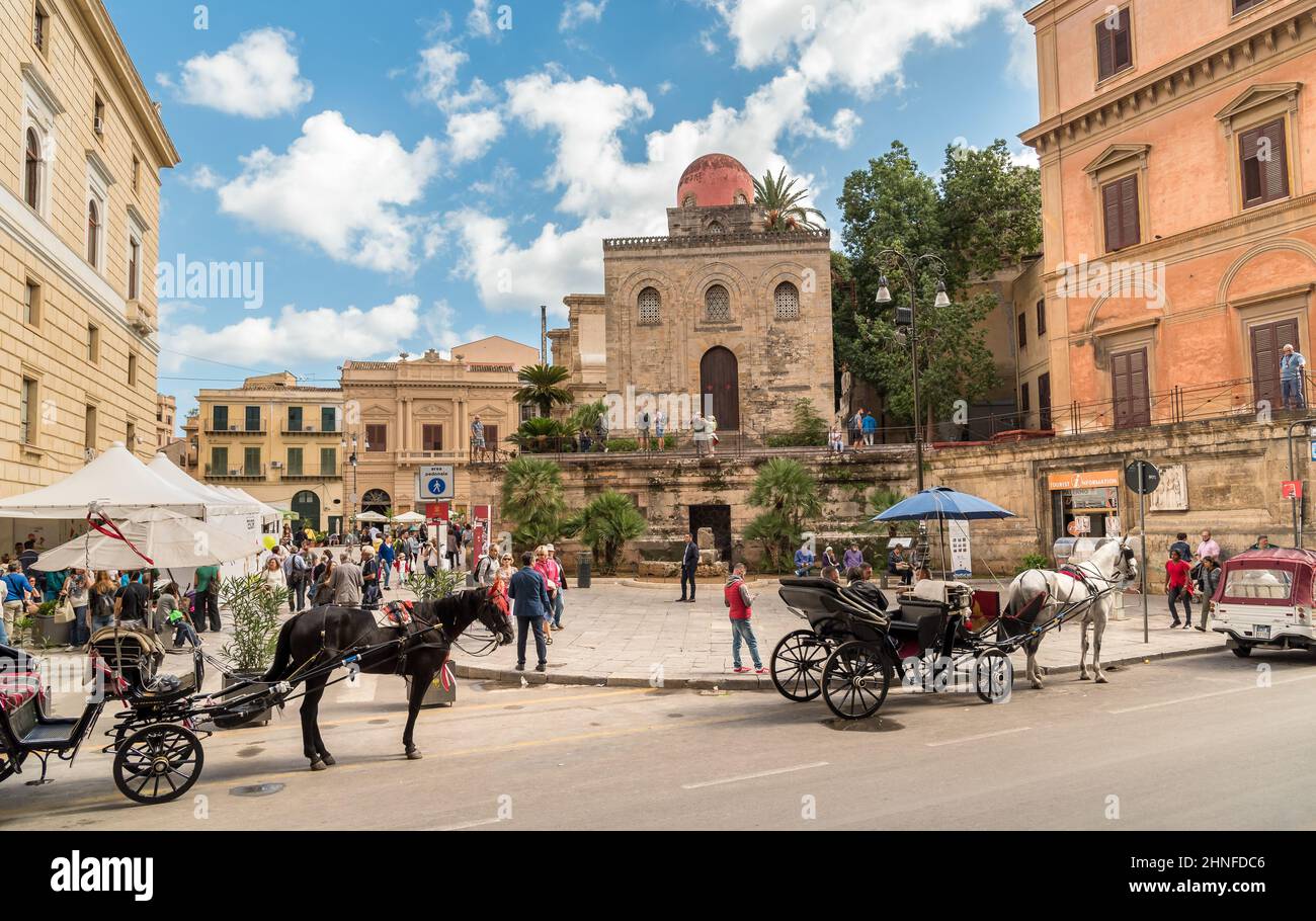 Palermo, Sicilia, Italia - 17 ottobre 2017: Turisti in visita a Piazza Bellini con la chiesa di San Cataldo nel centro di Palermo. Foto Stock