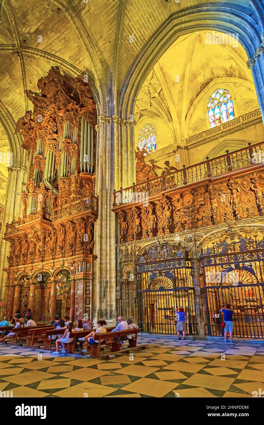 SIVIGLIA, SPAGNA - 29 SETTEMBRE 2019: L'interno medievale della Cattedrale di Siviglia con organo scolpito e soffitto a volta in pietra, il 29 settembre a Siviglia Foto Stock