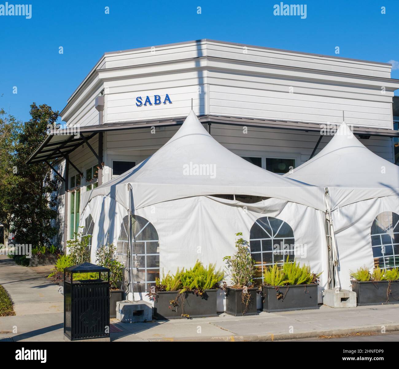 NEW ORLEANS, LA, USA - 15 FEBBRAIO 2022: Saba Restaurant su Magazine Street Foto Stock