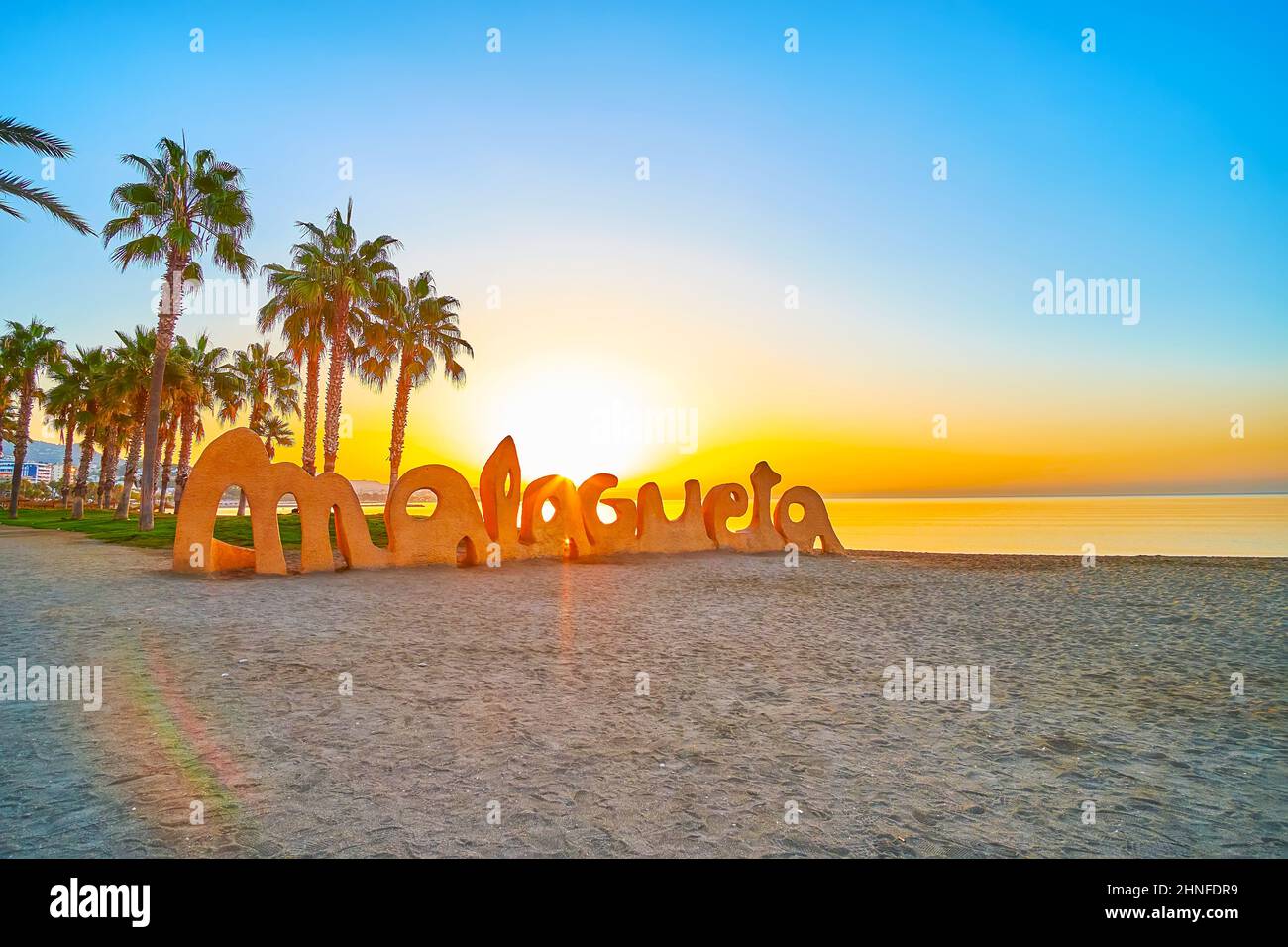 MALAGA, SPAGNA - 29 SETTEMBRE 2019: Guarda l'alba sulla spiaggia di Malagueta con un bel segno, palme e calme acque mediterranee, il 29 settembre in Foto Stock