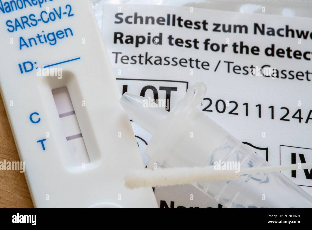 Test rapido positivo per l'antigene corona, test laico, autotest, per l'individuazione dell'infezione da SARS-COV-2, risultato del test positivo, Foto Stock
