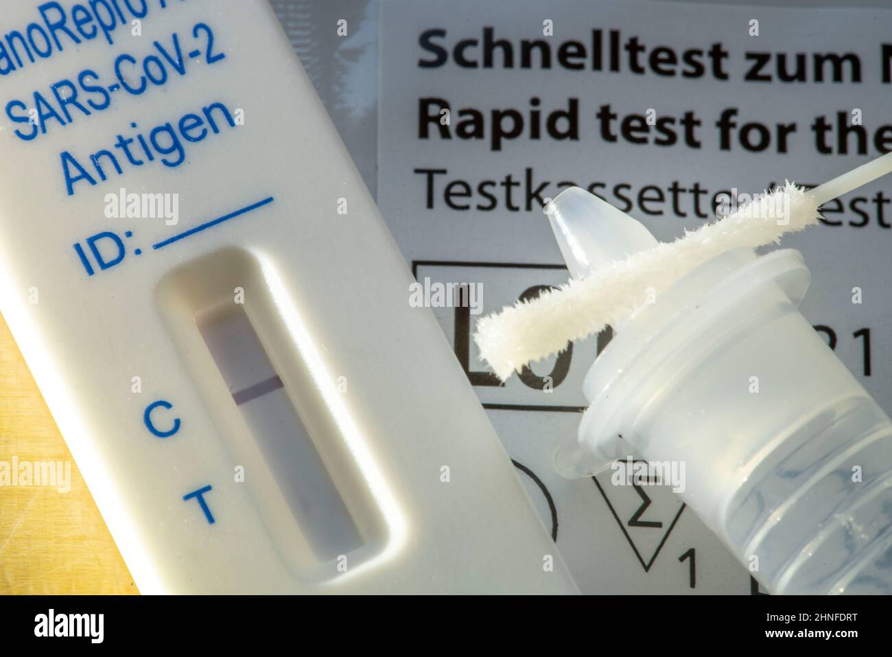 Test rapido negativo dell'antigene corona, test per l'uomo di campo, autotest, per la ricerca dell'infezione da SARS-COV-2, risultato negativo del test, Foto Stock