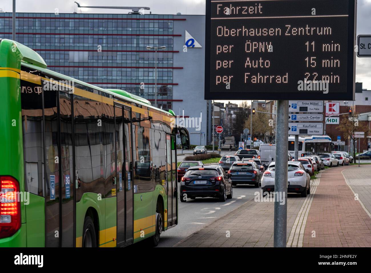 Sistema di informazione sul traffico, display digitale con informazioni sul traffico, tempi di viaggio di diversi mezzi di trasporto, informazioni sui cantieri Foto Stock