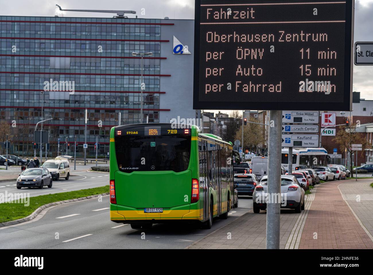 Sistema di informazione sul traffico, display digitale con informazioni sul traffico, tempi di viaggio di diversi mezzi di trasporto, informazioni sui cantieri Foto Stock