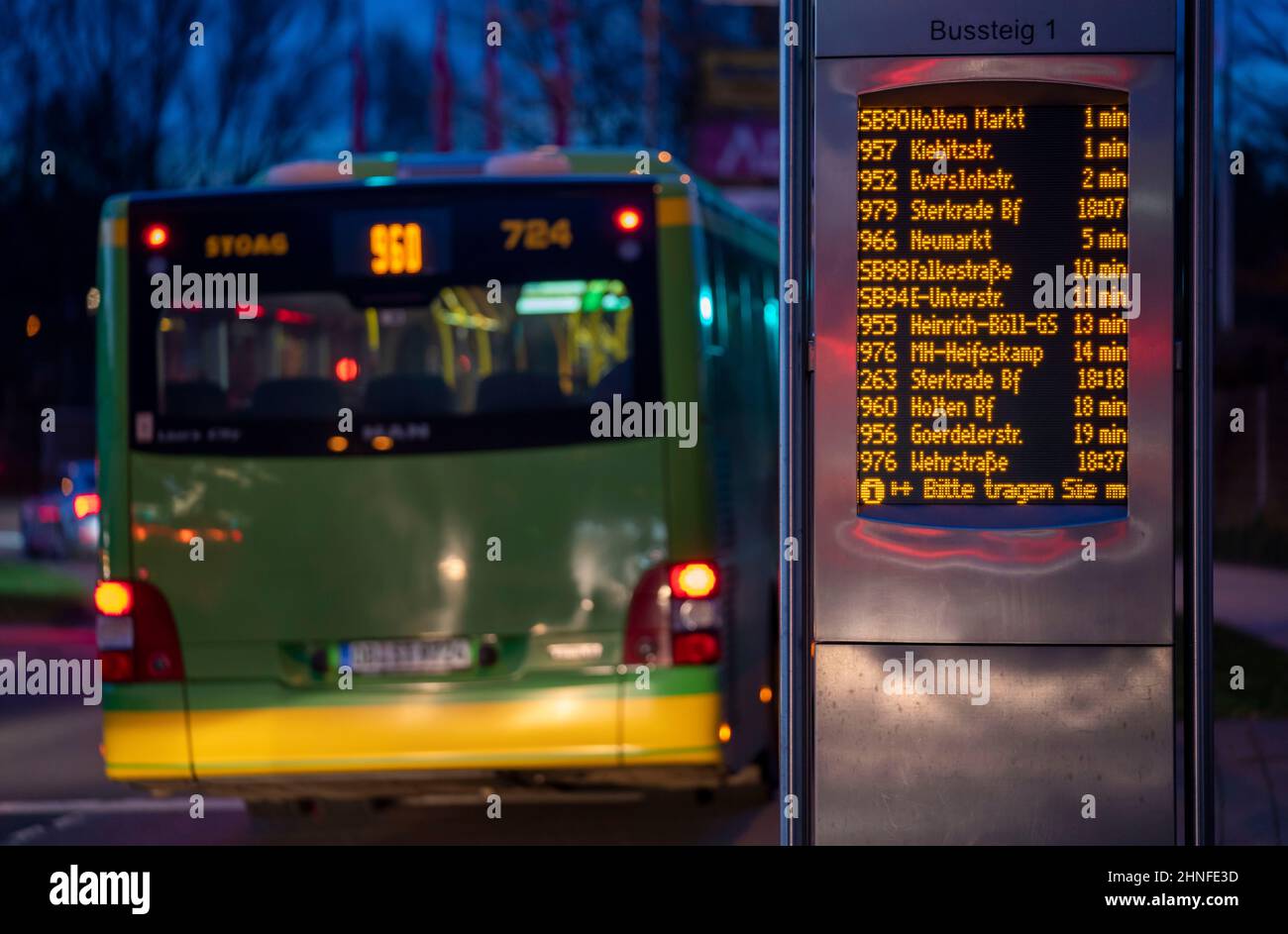 Sistema di informazione sul traffico, display digitale con informazioni sul traffico dei trasporti pubblici, orari di partenza delle varie linee di autobus, fermata Oberha Foto Stock