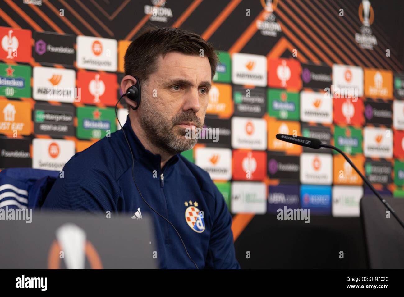 Siviglia, Spagna. 16th Feb 2022. Il responsabile Zeljko Kopic di Dinamo Zagreb ha visto durante la conferenza stampa in vista della finale della UEFA Europa League tra Sevilla FC e Dinamo Zagreb a Siviglia. (Photo credit: Mario Diaz Rasero Credit: Gonzales Photo/Alamy Live News Foto Stock