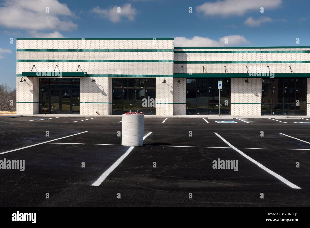 Scatto orizzontale di un parcheggio a strisce di fronte a un nuovo centro commerciale al dettaglio in costruzione. Foto Stock