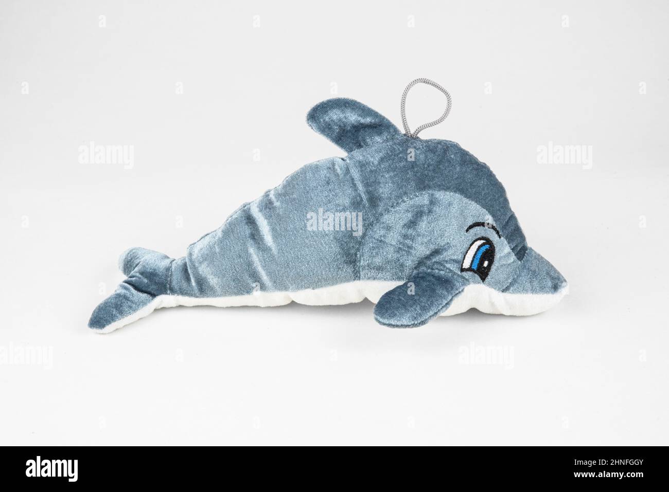 Un peluche delfino grigio su sfondo bianco Foto Stock
