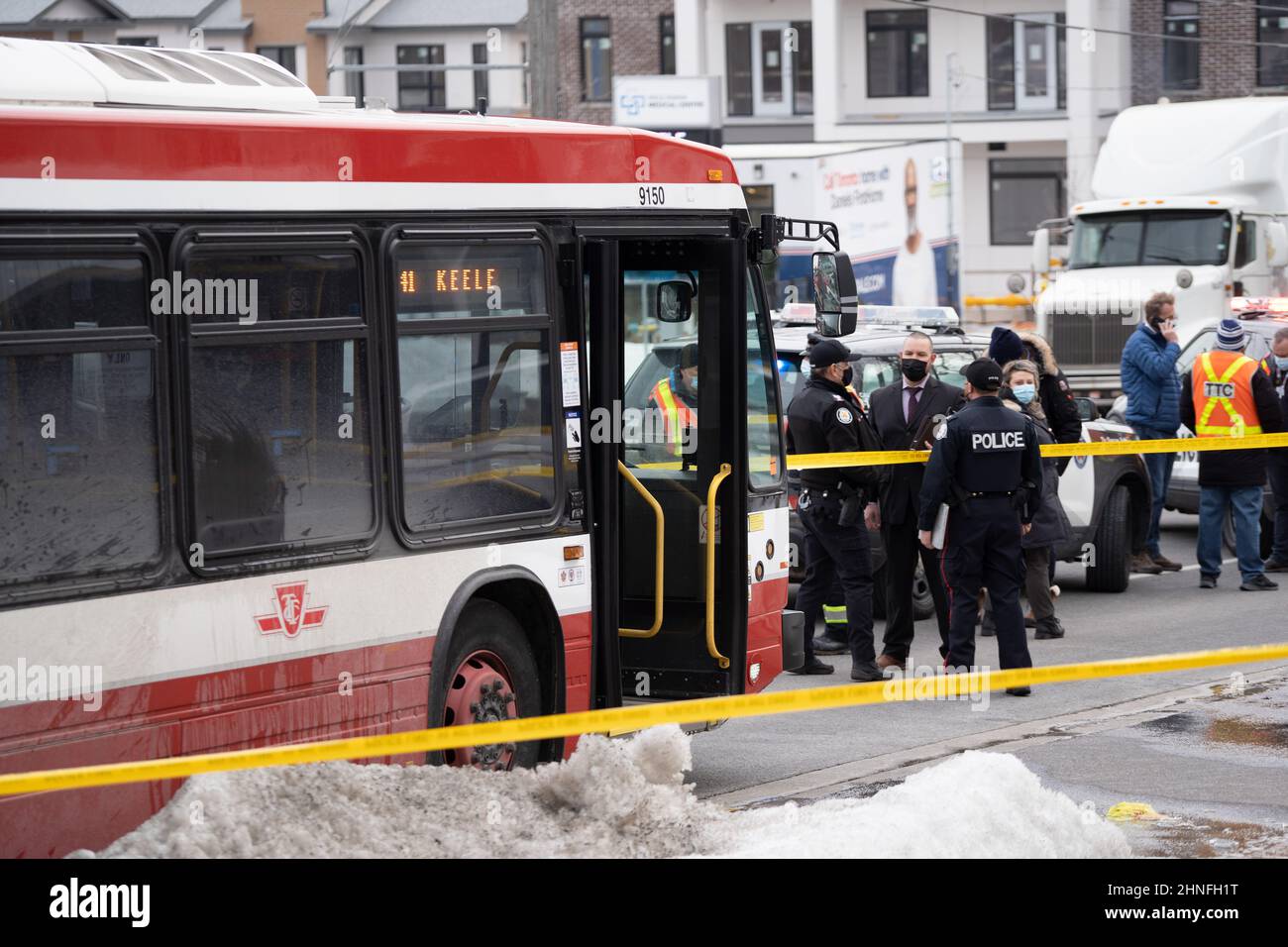 Toronto, Ontario, Canada. 16th Feb 2022. Per la seconda volta in 7 giorni, un lavoratore TTC è stato gravemente ferito in un pugnalatore. Subito dopo il 1pm, un driver TTC Bus sul bus Keele 41 è stato rubato a seguito di una disputa con un gruppo di giovani uomini. L'alternazione continuò fuori dal bus dove fu stabbed più volte. Il conducente è stato portato in ospedale in condizioni gravi. Al momento non sono stati arrestati sospetti. (Credit Image: © Arlyn McAdorey/ZUMA Press Wire) Foto Stock