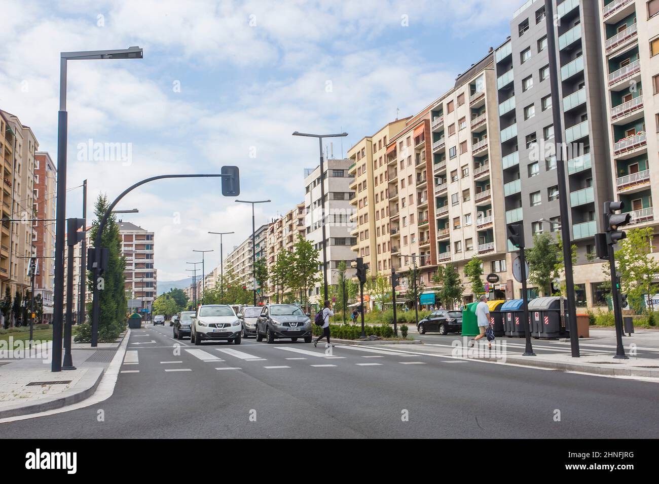 Mobilità nella città di Vitoria, autobus, automobili e persone che si spostano in città allo stesso tempo. Foto Stock