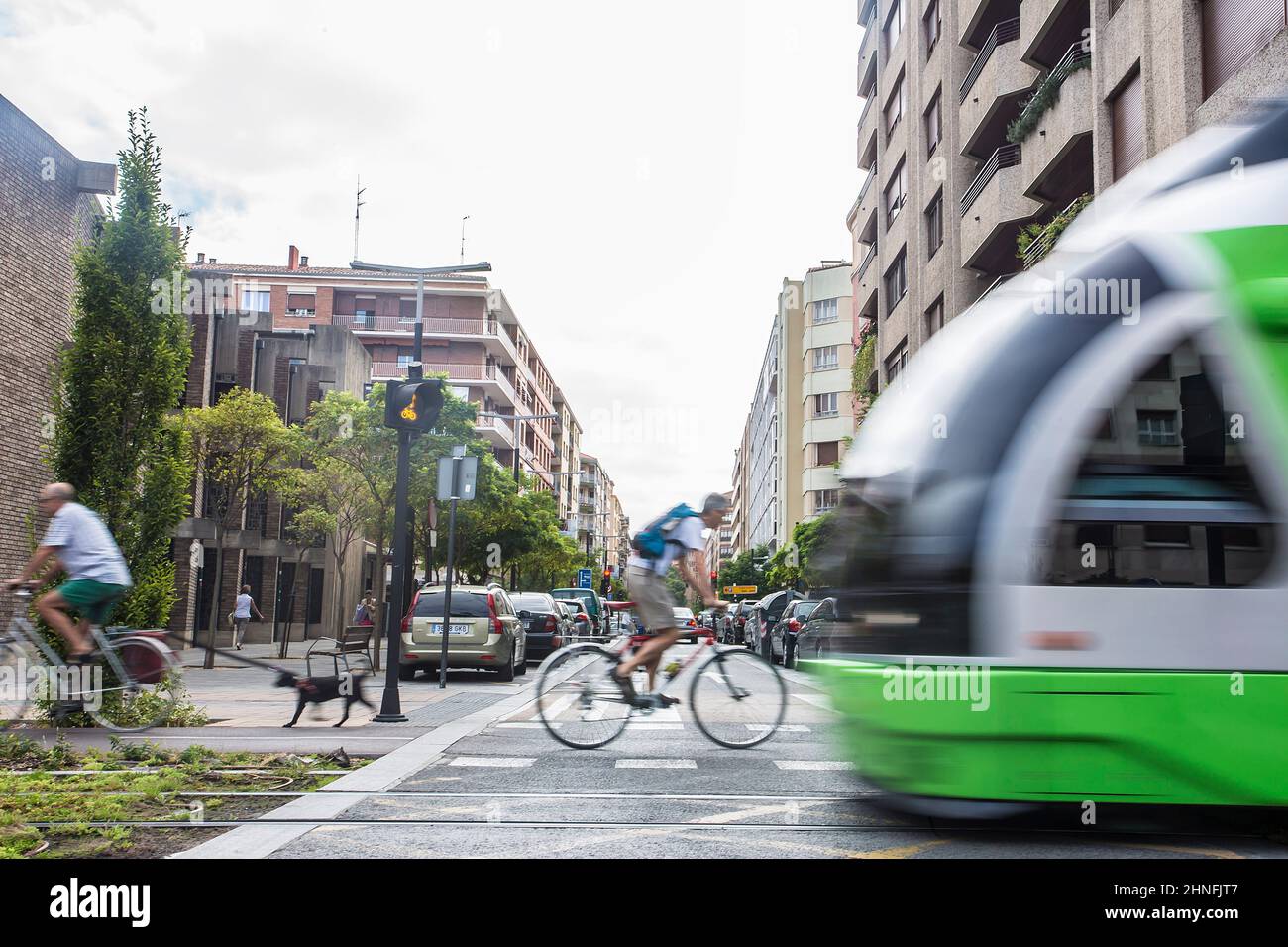 Mobilità in città Vitoria, biciclette, auto e persone che si spostano in città allo stesso tempo. Foto Stock