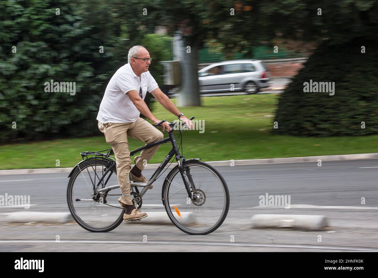 Mobilità in città Vitoria, biciclette, auto e persone che si spostano in città allo stesso tempo. Foto Stock