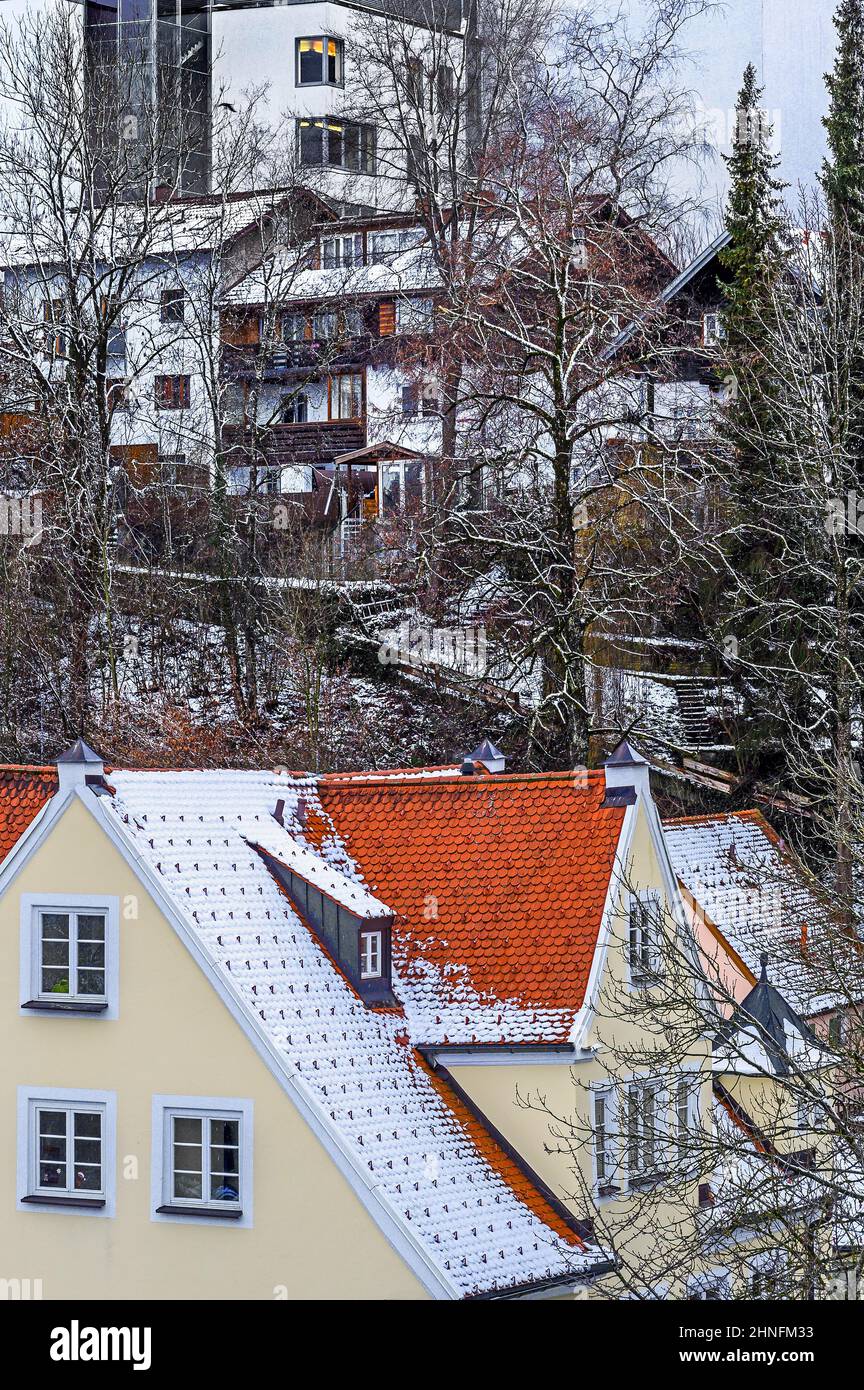 Case innevate sul pendio, Kempten, Allgaeu, Baviera, Germania Foto Stock