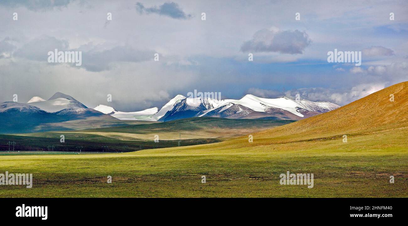 Montagne innevate, ghiacciai, giro in treno Lhasa-Shanghai, Tibet Foto Stock