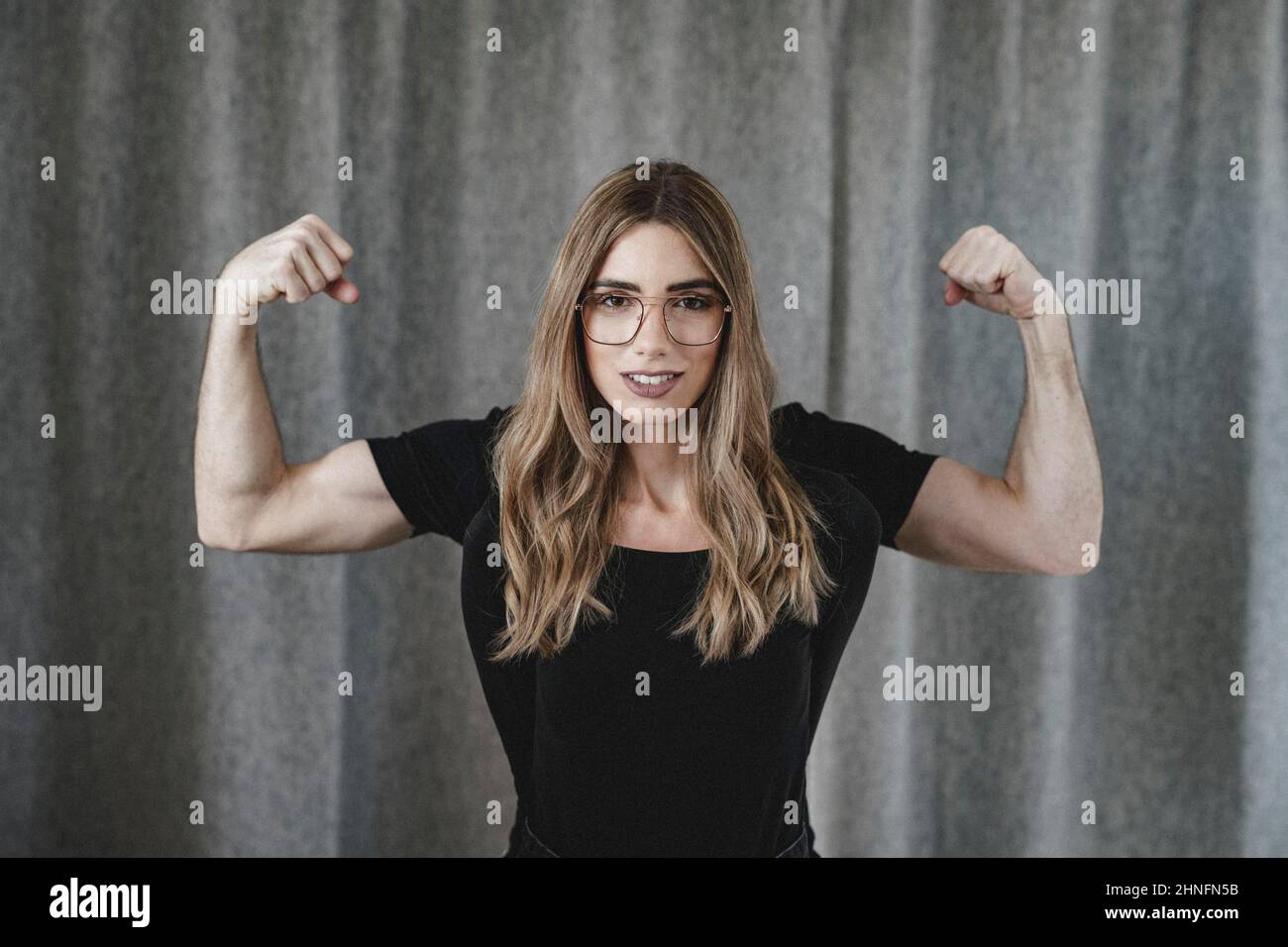 Dietro ogni donna attraente c'è un uomo forte Foto Stock