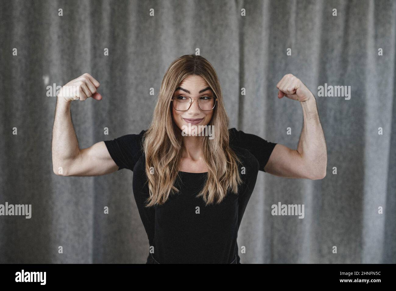 Dietro ogni donna attraente c'è un uomo forte Foto Stock