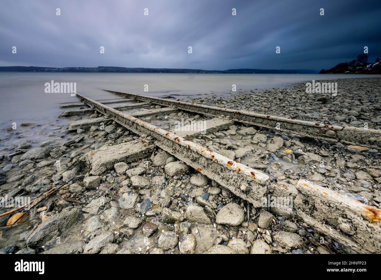 Vecchie piste portano al Lago di Costanza vicino a Sturm, Nussdorf, Ueberlingen, Baden-Wuertemberg, Germania Foto Stock