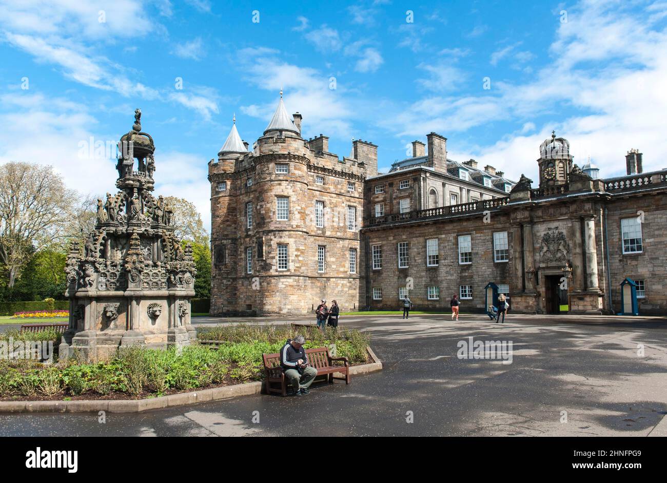 Renaissance, ingresso con fontana, residenza della Regina Britannica in Scozia, Palazzo Holyrood, Palazzo di Holyroodhouse, Royal Mile, Edimburgo Foto Stock
