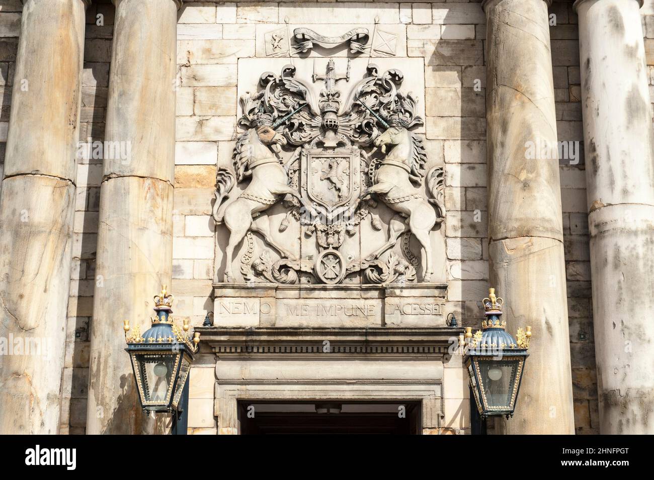 Renaissance, stemma scozzese sopra l'ingresso principale, unicorni, residenza della Regina britannica in Scozia, Palazzo Holyrood, Palazzo di Foto Stock