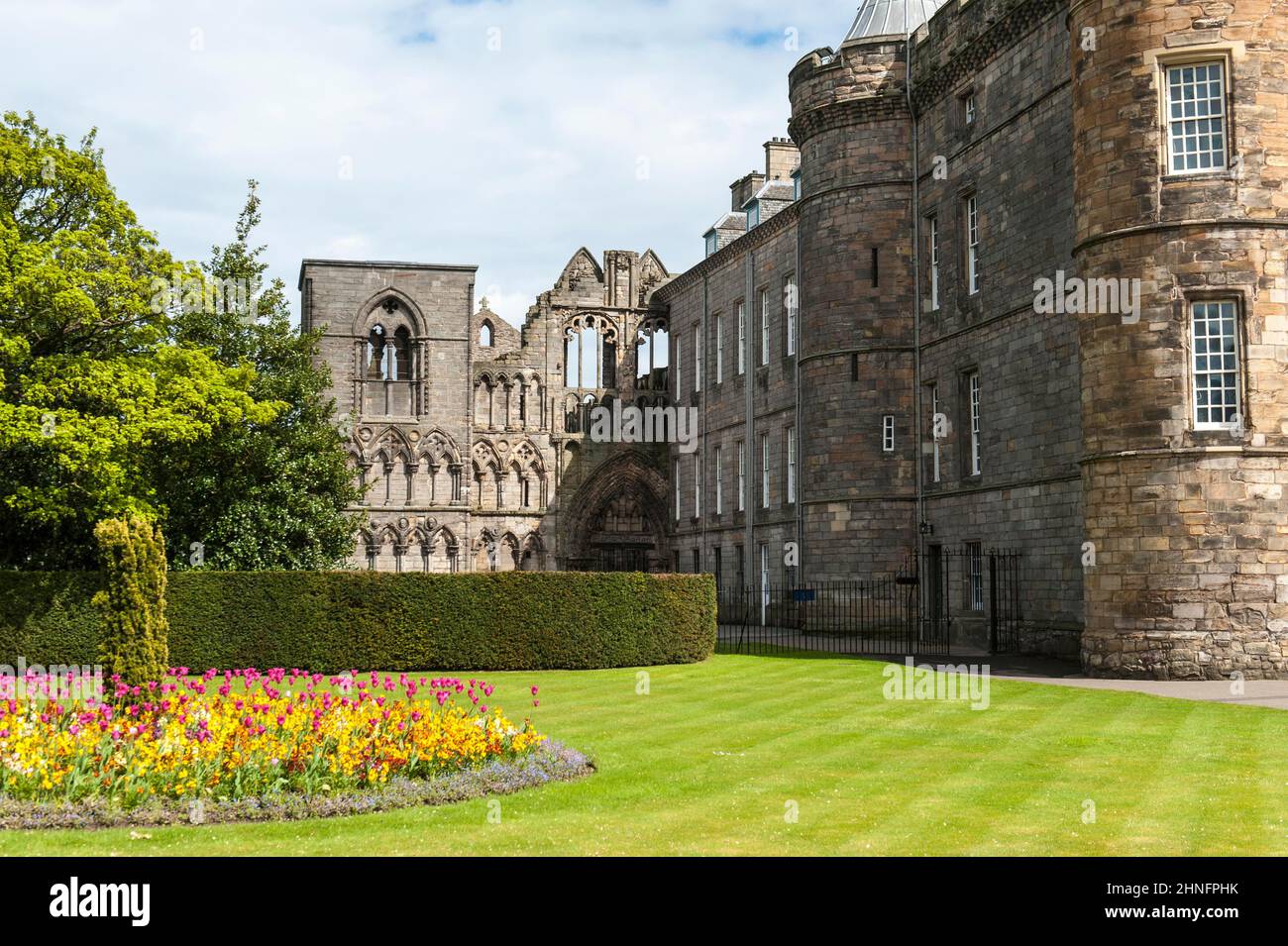 Renaissance, torri laterali, residenza della Regina britannica in Scozia, Palazzo Holyrood, Palazzo di Holyroodhouse, rovine della chiesa dell'Abbazia di Holyrood al Foto Stock