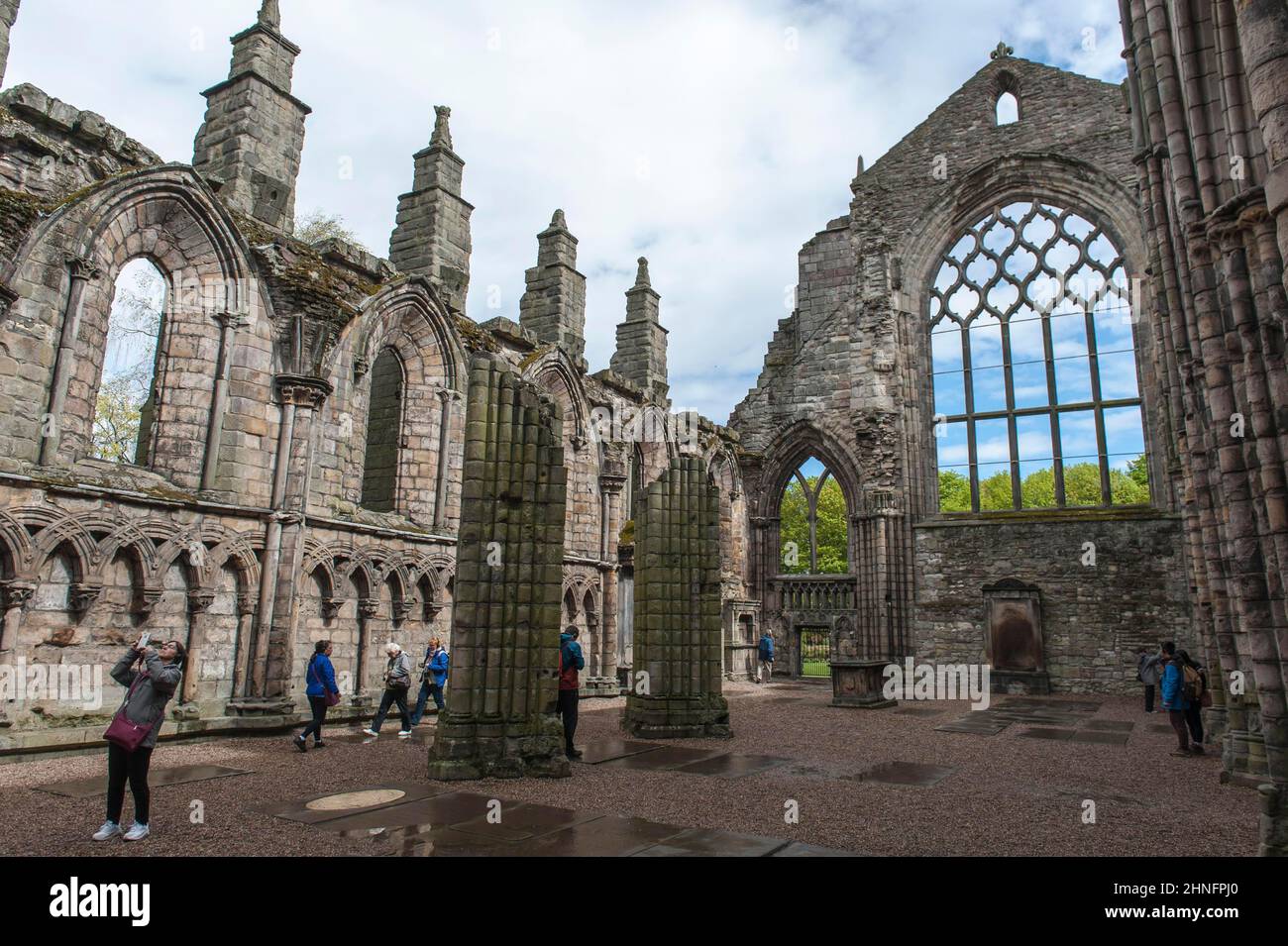 Le rovine della chiesa dell'Abbazia di Holyrood, le rovine della chiesa dell'Abbazia, la residenza della Regina britannica in Scozia, il Palazzo di Holyrood, il Palazzo di Holyroodhouse, il Royal Mile Foto Stock