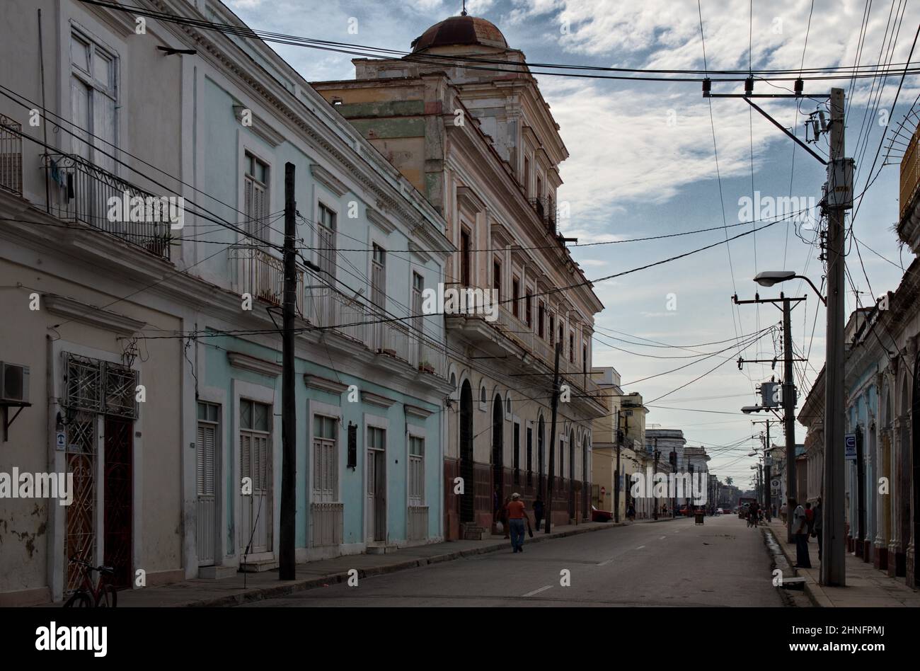 Strada con vecchia architettura coloniale a Cienfuegos, Cuba Foto Stock