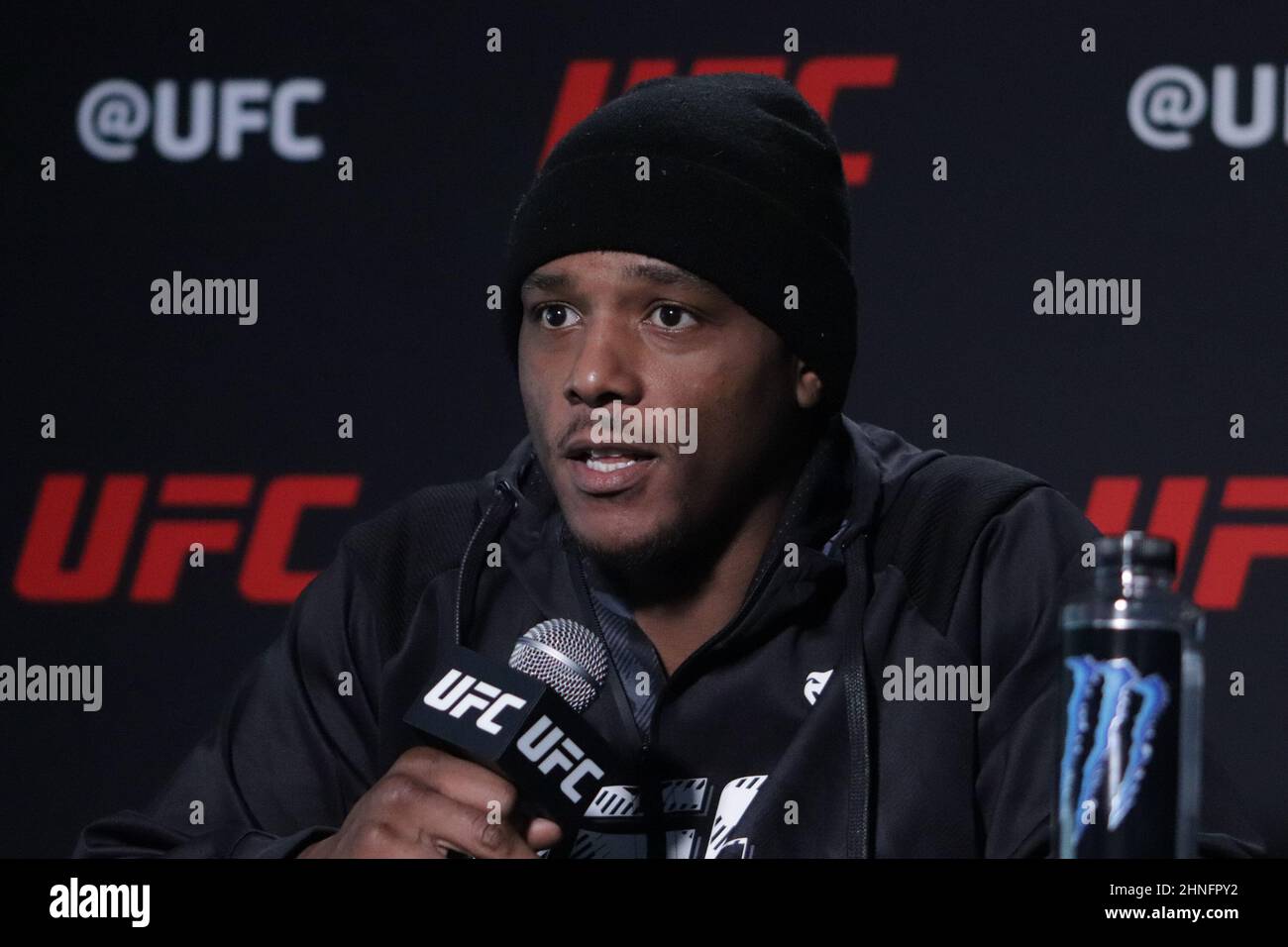 LAS VEGAS, NV - 16 FEBBRAIO: Jamahal Hill interagisce con i media durante la UFC Vegas 48: Walker x Hill Media Day alla UFC Apex il 16 febbraio 2022 a Las Vegas, Nevada, Stati Uniti. (Foto di Diego Ribas/PxImages) Foto Stock