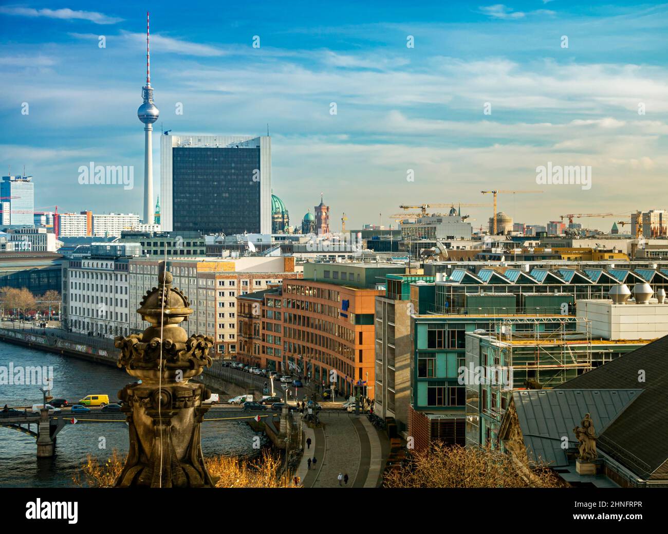 Vista dal tetto del Reichstag tedesco verso Alexanderplatz, Berlino, Germania Foto Stock