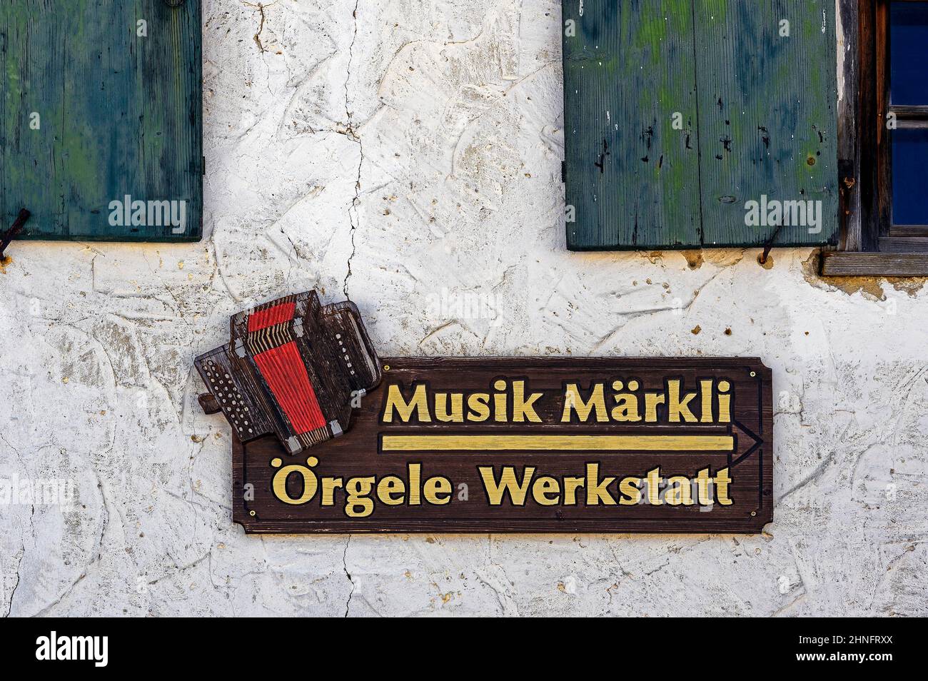 Facciata con insegna, Musik Maerkli, laboratorio di Oergele, Allgaeu, Baviera, Germania Foto Stock