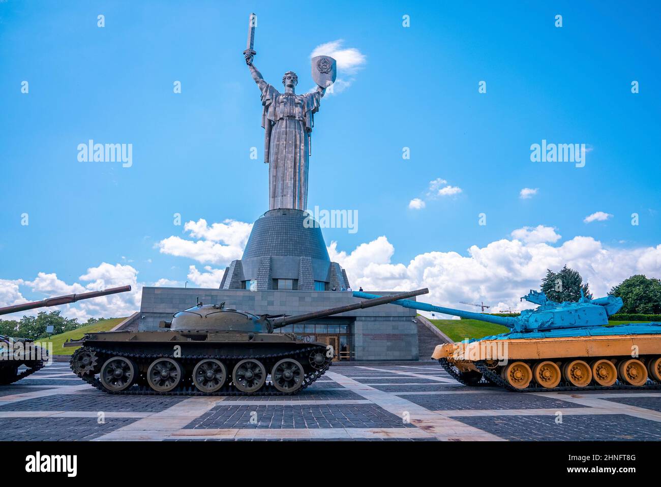 Il Monumento della Patria e i carri armati della seconda Guerra Mondiale al Museo della battaglia per Kiev Foto Stock