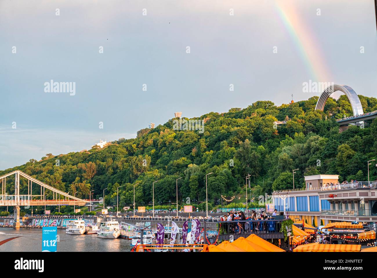 Ponte pedonale sul fiume Dnieper con strada affollata Foto Stock