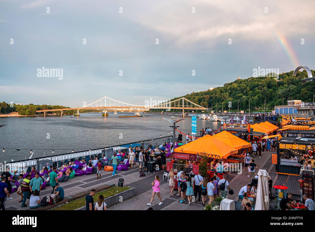Ponte pedonale sul fiume Dnieper con strada affollata Foto Stock