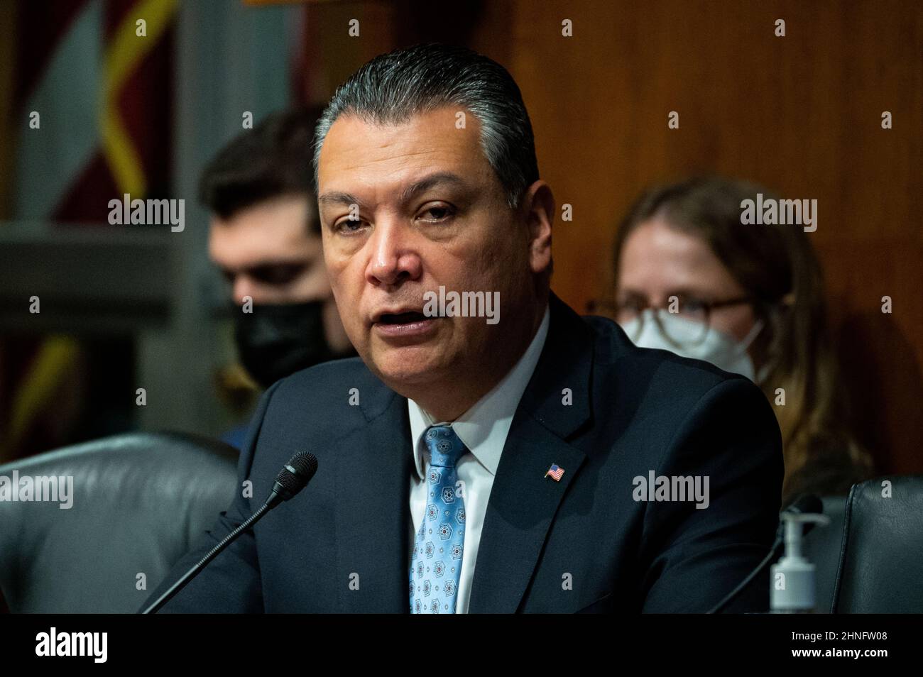 Washington, Stati Uniti. 16th Feb 2022. Il senatore degli Stati Uniti Alex Padilla (D-CA) parla ad un'audizione del Comitato giudiziario del Senato. Credit: SOPA Images Limited/Alamy Live News Foto Stock