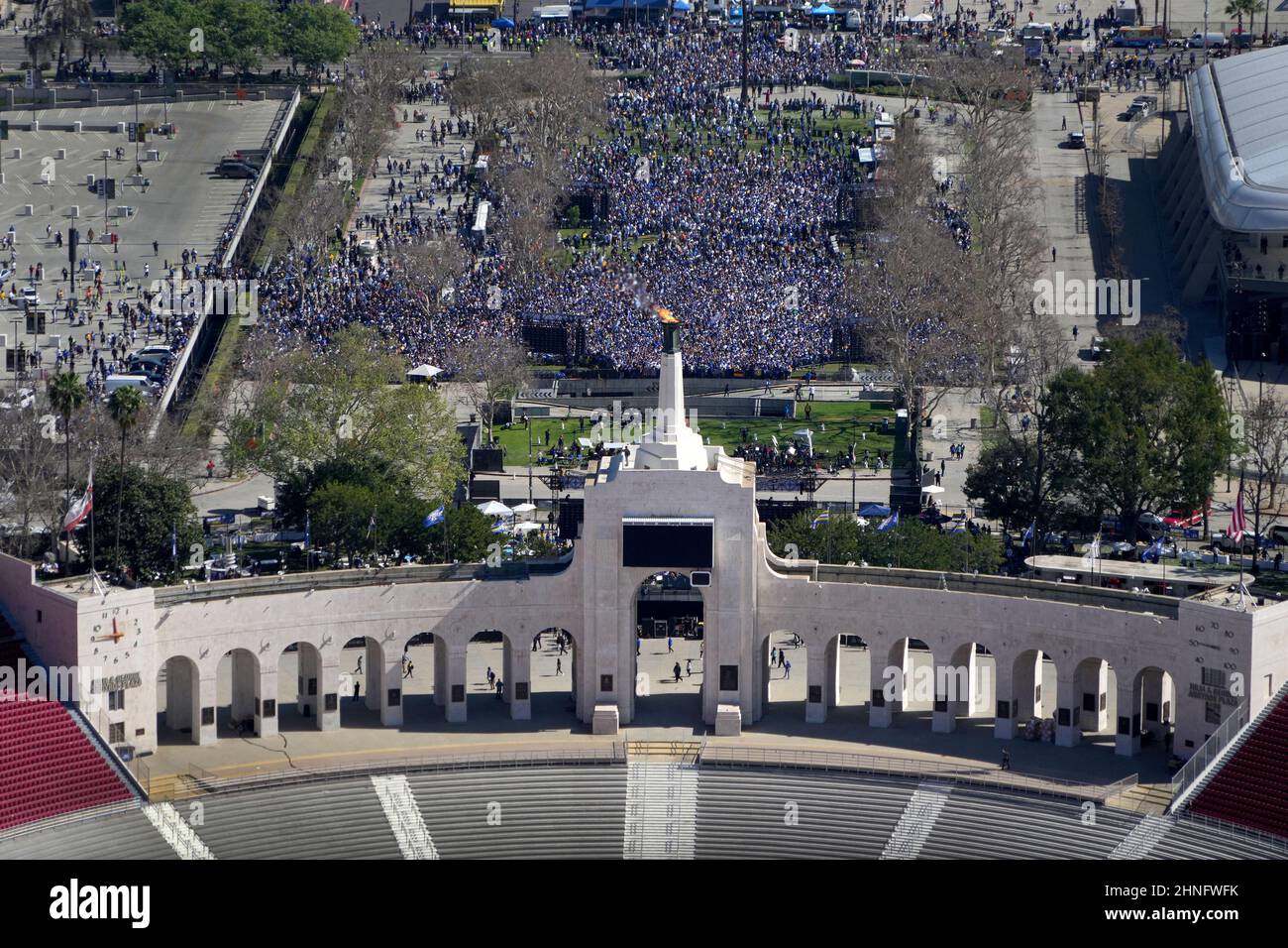 Los Angeles, Stati Uniti. 16th Feb 2022. Il campione del Super Bowl Los Angeles Rams festeggia al Los Angeles Memorial Coliseum mercoledì 16 febbraio 2022. Foto di Jon SooHoo/UPI Credit: UPI/Alamy Live News Foto Stock