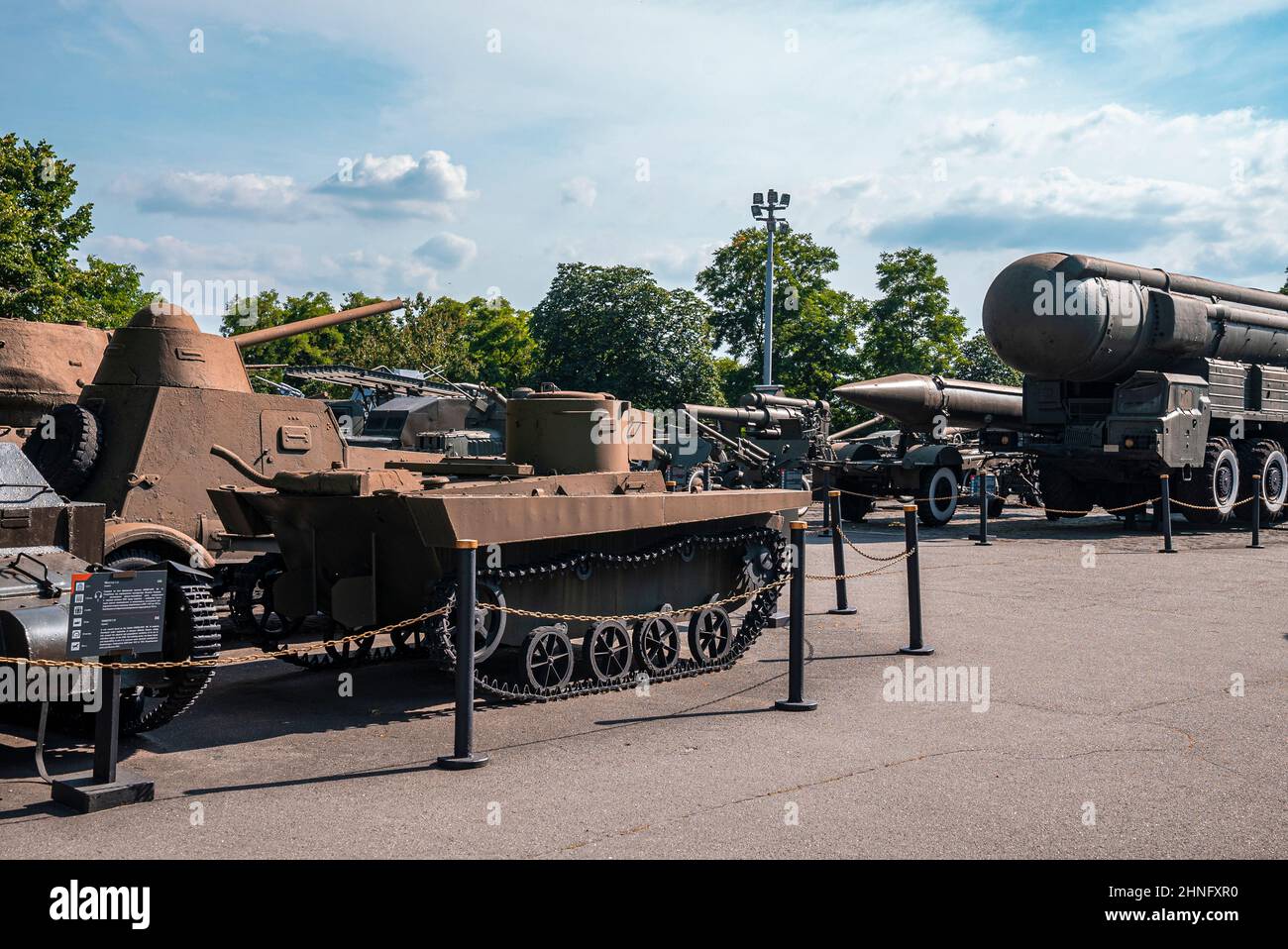 Carri armati militari arrugginiti con veicolo esposto al museo del parco della vittoria Foto Stock