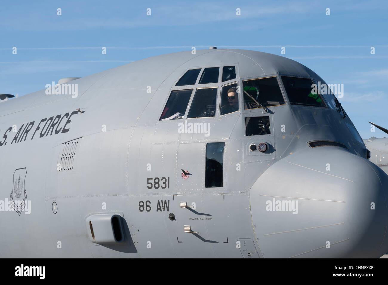 Un pilota dell'Aeronautica militare statunitense assegnato allo Squadron Airlift 37th della Ramstein Air base, Germania, effettua controlli di volo su un aereo C-130J Super Hercules all'aeroporto di Rzeszów-JAsionka, Polonia, 13 febbraio 2022. Nell'ambito della sua funzione principale di Global Airlift, il C-130J ha partecipato a molte missioni di trasporto merci e passeggeri. Più aeromobili utilizzati per il trasporto di merci e passeggeri dell'esercito degli Stati Uniti per la divisione Airborne 82nd a supporto di alleati e partner nella regione. (STATI UNITI Air Force foto di Senior Airman Taylor Slater) Foto Stock