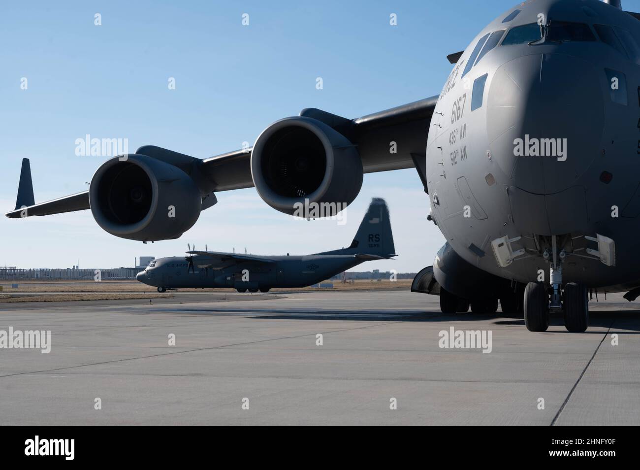 Un aereo C-130J Super Hercules assegnato al 37th Airlift Squadron dalla base aerea di Ramstein, Germania, taxi sulla pista all'aeroporto di Rzeszów-Jaisionka, Polonia, 13 febbraio 2022. Più aeromobili utilizzati per il trasporto di merci e passeggeri dell'esercito degli Stati Uniti per la divisione Airborne 82nd a supporto di alleati e partner nella regione. (STATI UNITI Air Force foto di Senior Airman Taylor Slater) Foto Stock