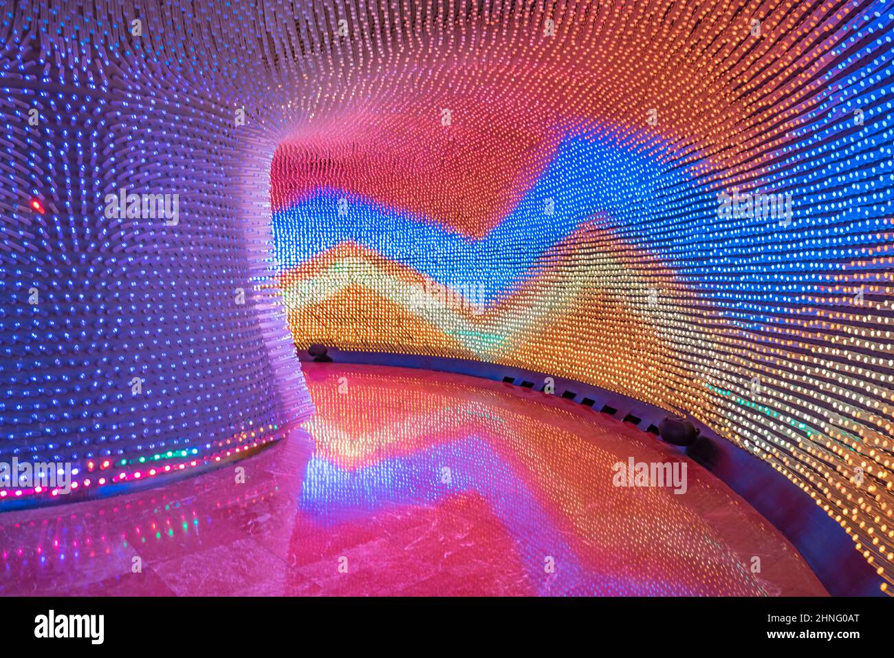 Installazione di luci colorate all'ingresso della Sala dell'Oro nel Museo Nazionale del Kazakistan a Nur-Sultan Foto Stock