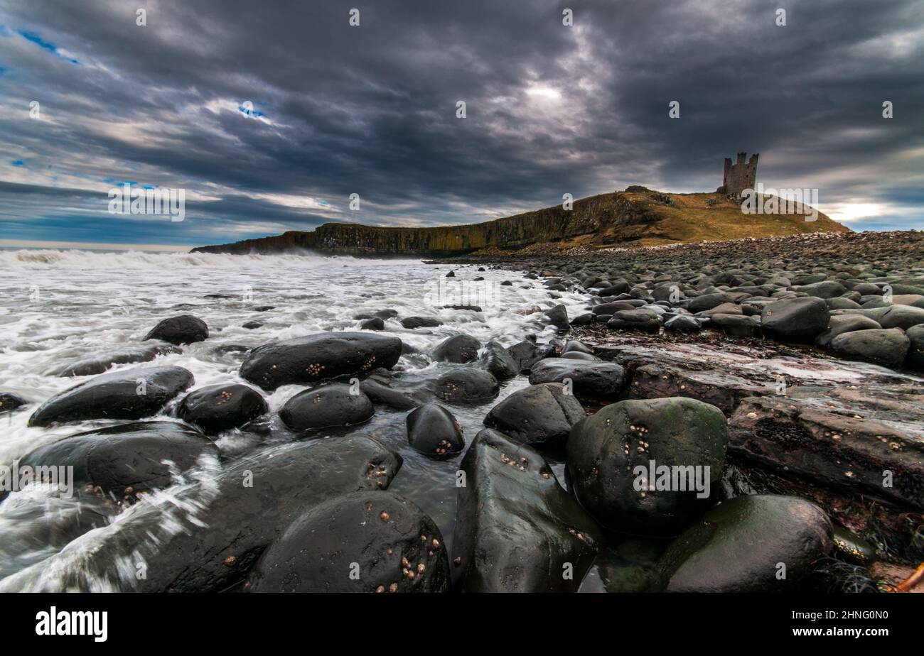 Castello di Dunstanburgh, sulla costa nord di Northumberland a nord di Croster. Northumberland, Inghilterra, Regno Unito Foto Stock